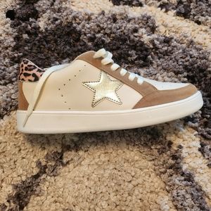 Makers Size 8 Leopard and Star Sneakers